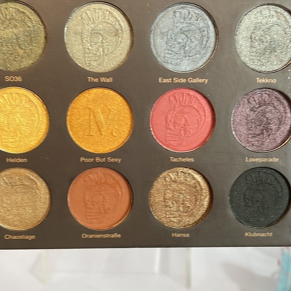 NOMAD Cosmetics Berlin Underground 15 Color Intense Eyeshadow Palette 🎨 - Picture 10 of 13
